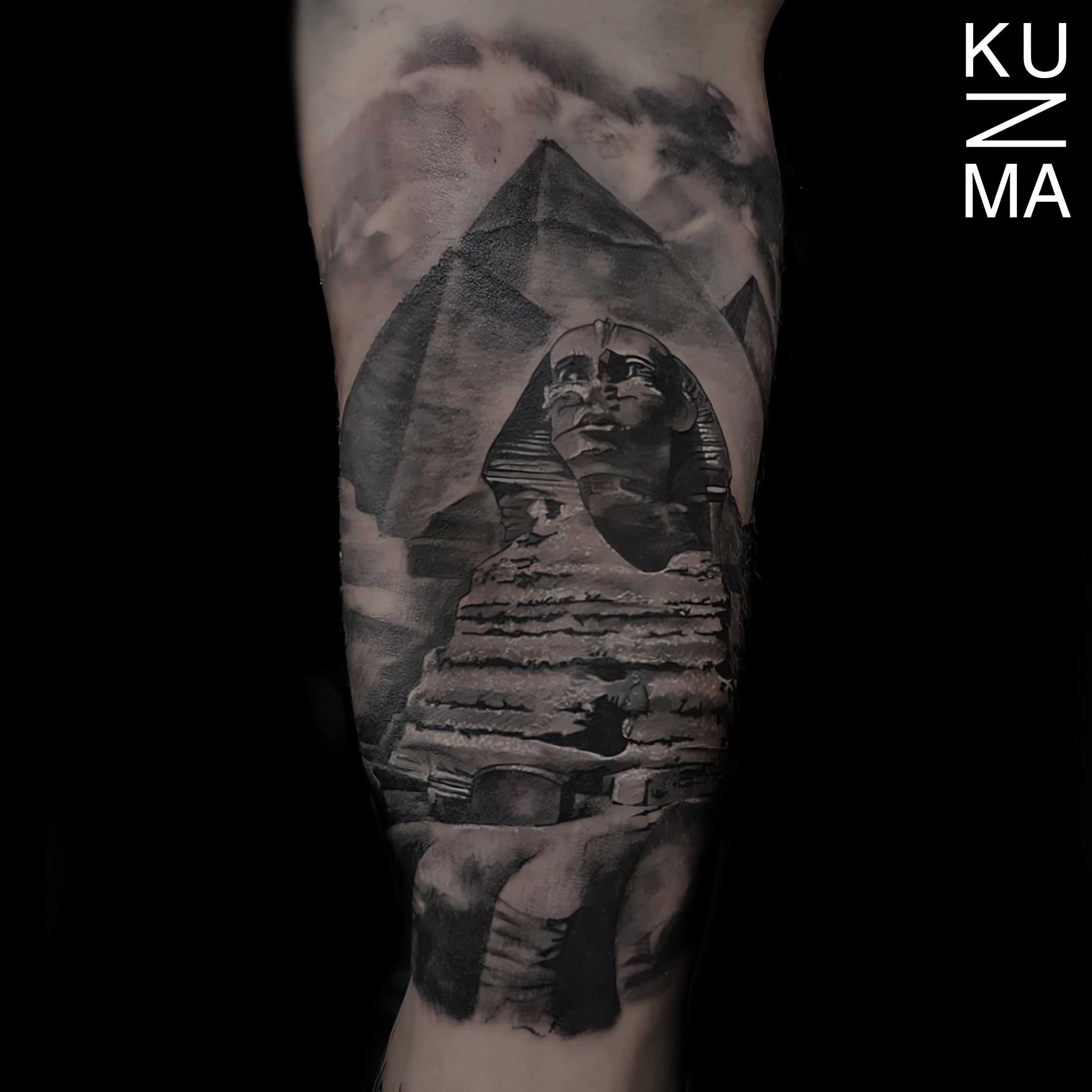 Чёрно-белая татуировка Москва — KuzmaTattoo